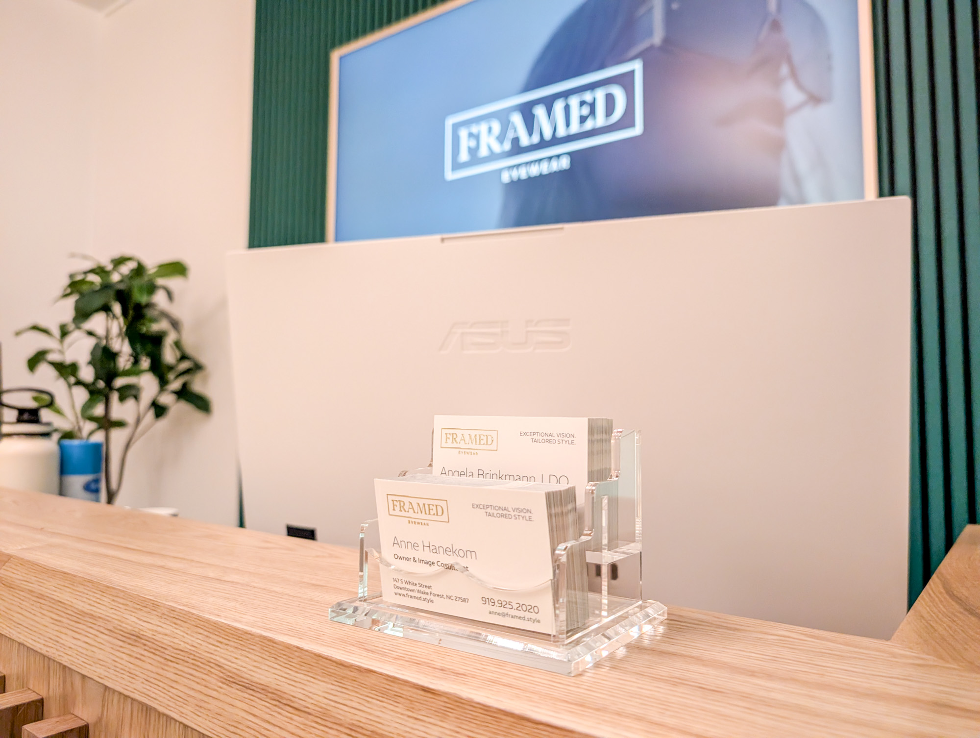Framed_Showroom-Desk